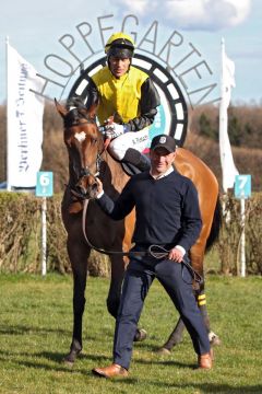 Erste Black Type-Siegerin des Jahres 2015: Lacy mit Alexander Pietsch und Hennig Radek am Führzügel nach dem Listentreffer in Hoppegarten. www.galoppfoto.de - Sabine Brose