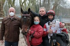 Latino mit Michael Cadeddu, Besitzer Jürgen Meyer und Trainer Ralf Rohne (links) nach dem Sieg am 16.01.2022 in Dortmund. ©galoppfoto - Stephanie Gruttmann