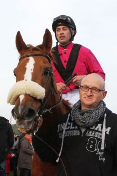 Leu mit Daniele Porcu nach seinem Sieg im 31.10.2014 in Magdeburg. www.galoppfoto.de - Peter Heinzmann