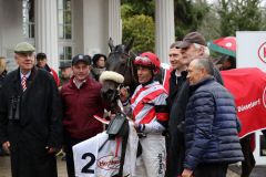 Lingolana mit Jockey Alexander Pietsch, Trainer Waldemar Hickst (rechts) und Mitbesitzer Albrecht Woeste (links) nach dem Sieg beim Saisonauftakt in Düsseldorf. Foto: Dr. Jens Fuchs