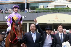 Little Bridge mit Zac Purton und Trainer  Danny Shum (Mitte) nach dem Erfolg in den King's Stand Stakes. www.galoppfoto.de - Frank Sorge