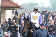 Championjockey Bauyrzhan Murzabayev mit der Winterkönigin Lizaid. ©galoppfoto - Sarah Bauer