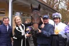 Das Siegerteam: Besitzerin Ina Emma Zimmermann mit Lizaid, Trainer Peter Schiergen und Jockey Bauyrzhan Murzabayev. ©galoppfoto - Sarah Bauer