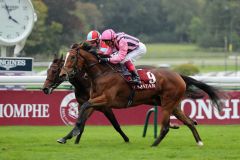 Loving Dream holt sich unter Frankie Dettori den Prix de Royallieu. Foto: Dr. Jens Fuchs