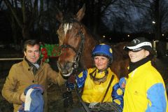 Malika Fehr nach ihrem ersten Sieg mit Erlian. Trainer Peter Schiergen links in Dortmund 2012. www.galoppfoto.de - Marius Schwarz