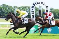 Der englische Gast Maljoom (Stevie Donohoe) hat Rocchigiani (Bauyrzhan Murzabayev) im ersten klassischen Rennen der Saison mit großem Speed noch überholt. ©galoppfoto - Sandra Scherning