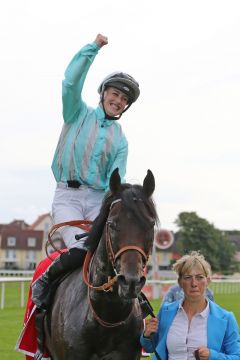 Mansour gewinnt mit Sibylle Vogt den 68. Preis der Sparkassen-Finanzgruppe für die Züchterin und Besitzerin Angelika Muntwyler und Trainer Pavel Vovcenko. ©galoppfoto - Sarah Bauer