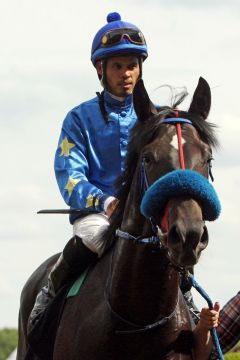 Maximool mit Fernando Guanti nach dem Maidensieg in Hoppegarten. www.galoppfoto.de - Sabine Brose