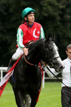 Meandre mit Adrie de Vries nach dem Preis von Europa. www.galoppfoto.de - Sandra Scherning