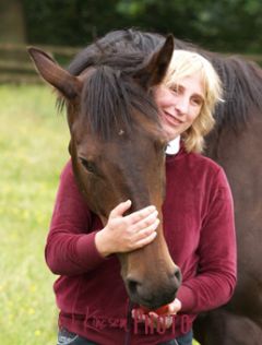 Mi Emma mit ihrer ehemaligen Betreuerin Yvonne Fölsch im Sommer 2009 im Heimatgestüt