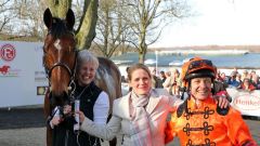 Mighty Mouse mit Trainerin Annika Fust (Mitte) und Jockey Andre Best. Foto: Dr. Jens Fuchs