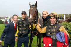 Nach dem Sieg: Nevada mit Andrasch Starke, Trainer Paul Harley (links) und Julia Baum. www.galoppfoto.de - Frank Sorge