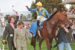 Nach dem Sieg im 126. Großen Preis von Baden im Jahr 1998 - Tiger Hill, Besitzer Georg Baron von Ullmann, Trainer Peter Schiergen und Jockey Andreas Suborics. www.galoppfoto.de - Frank Sorge