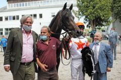 Nante mit Adrie de Vries, Besitzer Franz Prinz von Auersperg (links) und Trainer Mario Hofer nach dem Sieg