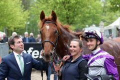 Napolitano mit Rene Piechulek und Trainer Peter Schiergen nach Maidensieg in Krefeld. ©galoppfoto - Stephanie Gruttmann