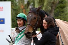 Narita mit Trainerin Sarah und Jockey Alexander Weis nach dem Sieg im Fortuna 95-Preis der Landeshauptstadt Düsseldorf. Foto: Dr. Jens Fuchs