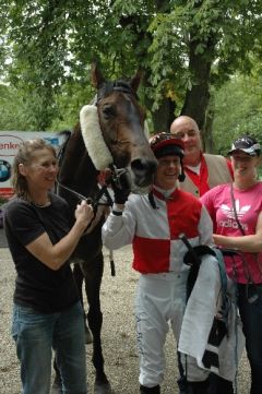 Sternenwind mit Susi Balu, Ande Best, Trainer Michael Blau. Foto Suhr