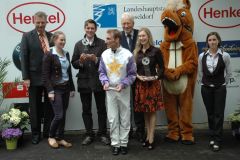 Siegerehrung mit Trainer Markus Klug, Jockey Andrasch Starke, RV-Präsident P. M. Endres. Foto: Suhr