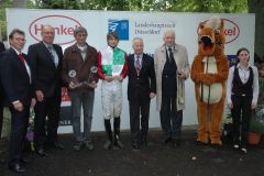 Siegerehrung mit A. Overbeck, Jockey P. Gibson, RV-Präsident P. M. Endres. Foto: Suhr