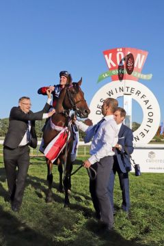 Noble Moon mit Andrasch Starke, Trainer Peter Schiergen und Besitzer Eckhard Sauren (links) nach dem Sieg im Preis des Winterfavoriten. www.galoppfoto.de - Sandra Scherning