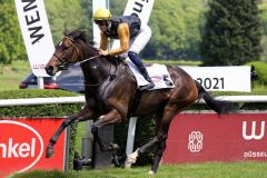 Allein auf weiter Flur: Novemba unter Sibylle Vogt cantert in den German 1000 Guineas. Foto: Dr. Jens Fuchs