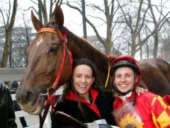 Olga Laznovska (rechts) mit Amanjena und Trainerin Heike Rosenbach in Neuss. www.klatuso.com