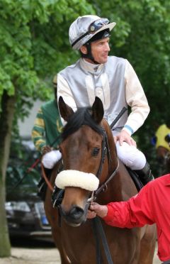 Pacha (Big Shuffle) gehört nach seinem Frankfurter Auftritt mit Adrie de Vries nun auch zu den Siegern. Foto: Christine Semm