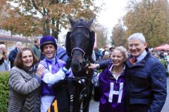 Strahlende Gesicher und der vielleicht letzte große Sieger für den Trainer, der am Ende des Jahres seine Karriere beendet: Gestüt Höny-Hofs Palace Prince mit Andreas Helfenbein und Trainer Andreas Löwe mit Ehefrau Anne (links) nach dem Sieg in der Baden-Württemberg Trophy. www.galoppfoto.de - Sarah Bauer