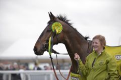 Pineau de Re mit Pflegerin Carolyn White nach dem Sieg im Grand National. Foto John James Clark