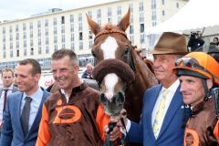 Power Euro mit Andrasch Starke, Trainer Henk Grewe (links) und Besitzer Albert Darboven nach dem Sieg 2019 am Derby-Sonntag in Hamburg. www.galoppfoto.de - Frank Sorge