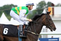 Princess Stina mit Robin Weber beim Aufgalopp in Hamburg 2014. www.galoppfoto.de - Sabine Brose