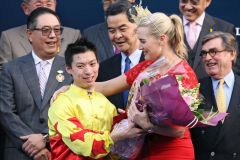 Prominente Gratulantin - Kate Winslet mit Jockey Matthew Chadwick bei der Siegerehrung. www.galoppfoto.de - Frank Sorge