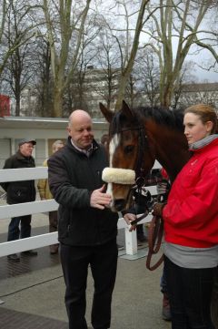 Siegerin Aristocrata mit Trainer Ralf Rohne. Foto: Gabriele Suhr