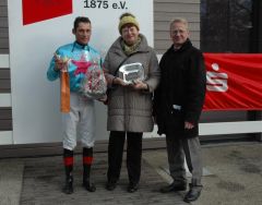 Siegerehrung mit Jockey Alex Pietsch, Marlene Haller und Reinhard Ording. (Foto: Suhr)