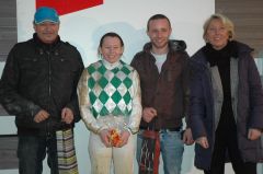 Siegerehrung mit Trainer Uwe Schwinn, Andrea Glomba (Foto Suhr)