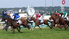 Ribchester mit William Buick im blauen Godolphin-Dress ist außen vor dem Favoriten Vadamos, auf dem 4. Platz landet mit Spectre (blau-rot kariert) für Besitzertrainer Markus Münch noch sehr prominent. www.dequia.de