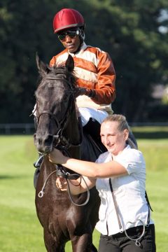 Rock of Romance mit Eduardo Pedroza nach dem Sieg in Hoppegarten. www.galoppfoto.de - Sabine Brose