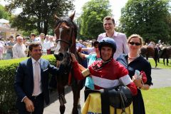 Das Team um Rope A Dope: Züchter und Besitzer Till und Bea Grewe vom Stall Domstadt, Trainer Peter Schiergen und Jockey Andrasch Starke. Foto: Dr. Jens Fuchs