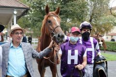 Salve Annetta mit Lukas Delozier und Trainer Jean-Pierre Carvalho nach dem Sieg in Baden-Baden. ©galoppfoto.de - Frank Sorge