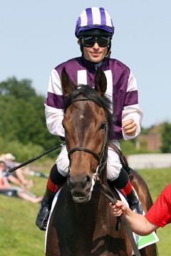 Lief platziert in Frankreich: Salve Diana - hier mit Alexander Pietsch in Hamburg. www.galoppfoto.de (Archiv) - Sabine Brose