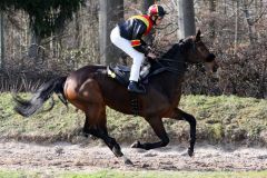 Seewolf mit Daniele Porcu beim Aufgalopp zur grünen Saison in Krefeld. Foto: Dr. Jens Fuchs