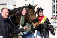 Nach dem Agl. II-Erfolg mit Trainer Sascha Smrczek und Jockey Daniele Porcu: Der Tertullian-Sohn Seewolf gewinnt für Thomas Gehrig. Foto: Dr. Jens Fuchs