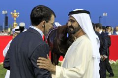 Shake-Hands: Sheikh Mohammed bin Rashid al Maktoum gratuliert dem siegreichen Trainer Aidan O'Brien. www.galoppfoto.de