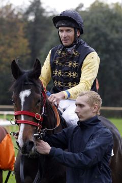 Shimrano mit Adrie de Vries nach dem Sieg in Hannover. www.galoppfoto.de - Sabine Brose