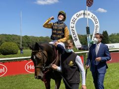 History was made: Sibylle Vogt gewinnt mit Novemba als erste Frau im Sattel die klassichen German 1000 Guineas. ©Dequia