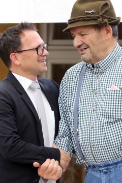 Sichtlich gerührt -  Besitzer Jürgen Sartori (rechts) bedankt sich bei Trainer Andreas Suborics nach dem Sieg im Preis der Winterkönigin. ©galoppfoto - Sarah Bauer