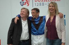 Strahlende GEsichter bei Trainer Andreas Trybuhl und Jockey Andreas Helfenbein. Foto Gabriele Suhr