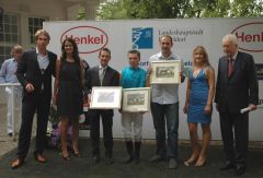 Siegerehrung für Wellkantos Erfolg mit Trainer Paul Harley (3. v. l.), Jockey Stephen Hellyn und Röttgens Gestütsleiter Frank Dorff (5. v. l.). Foto: Gabriele Suhr