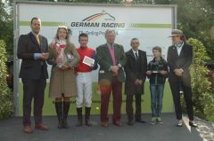 Siegerehrung mit Ferdinand-Alexander Leisten, Corinna Baronin von Ullmann, Adrie de Vries, Georg Baron von Ullmann, Jean-Pierre Carvalho und Son. Foto Gabriele Suhr