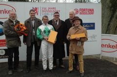 Siegerehrung mit Jockey Terence Hellier, Trainer Bruce Hellier, Rennvereinspräsident Peter M. Endres. Foto: Gabriele Suhr